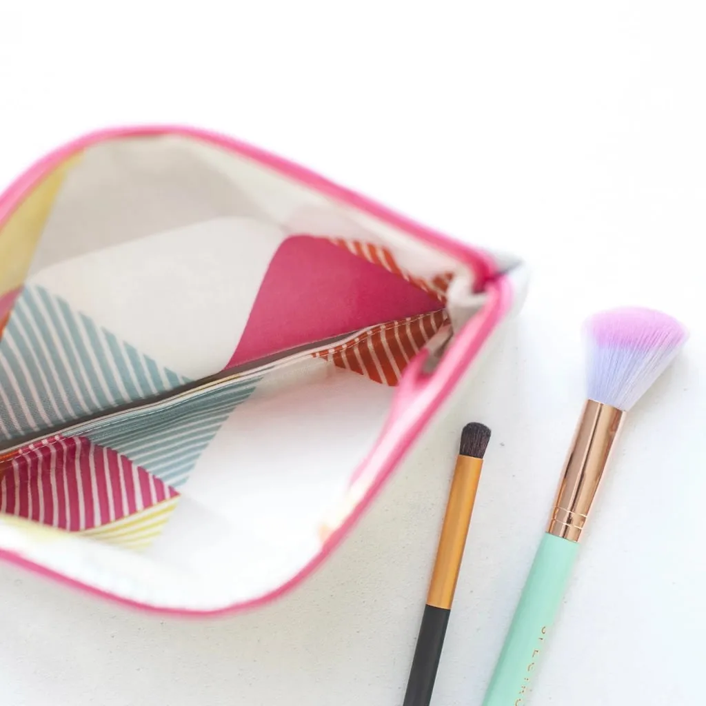 Cosmetiquera con productos de belleza